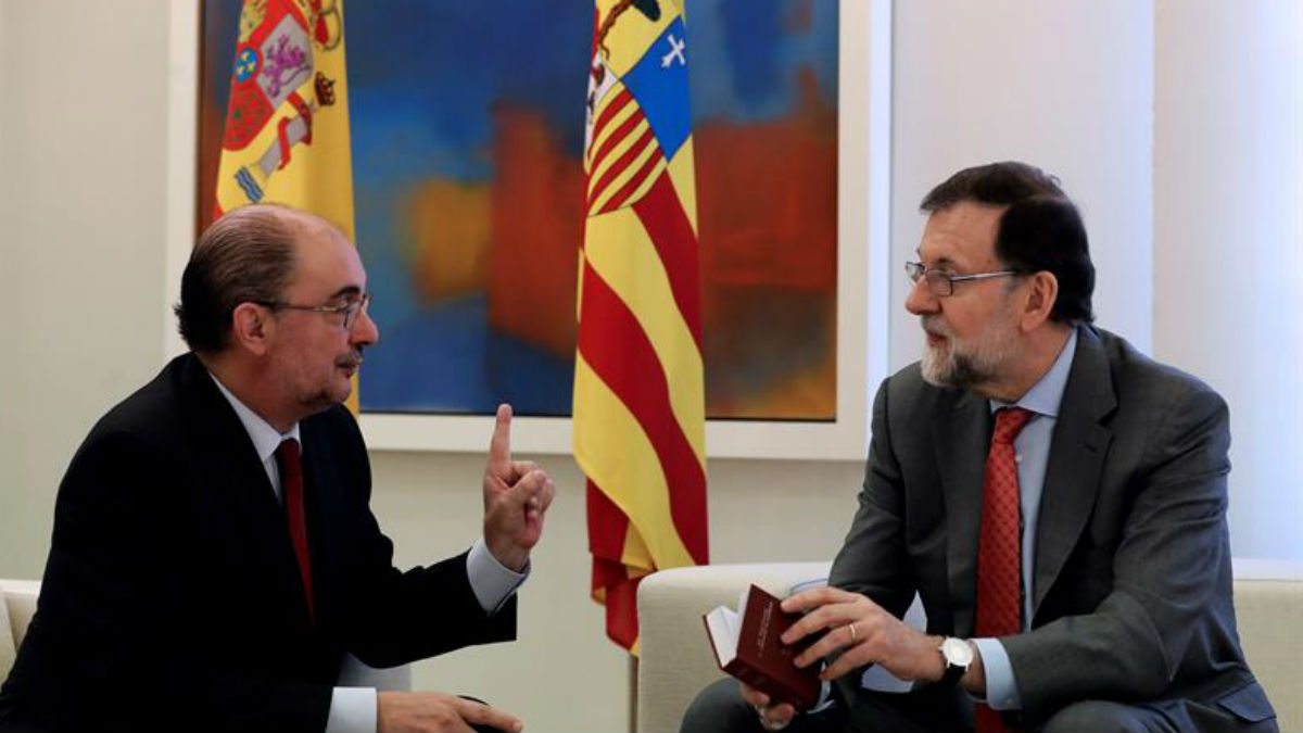 Mariano Rajoy con Javier Lambán (EFE).
