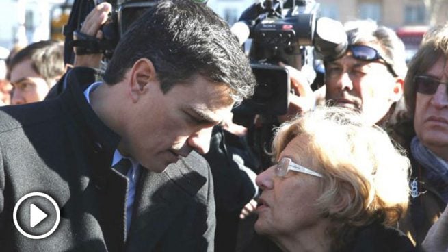 Pedro Sánchez y Manuela Carmena. (Foto: EFE) ?>