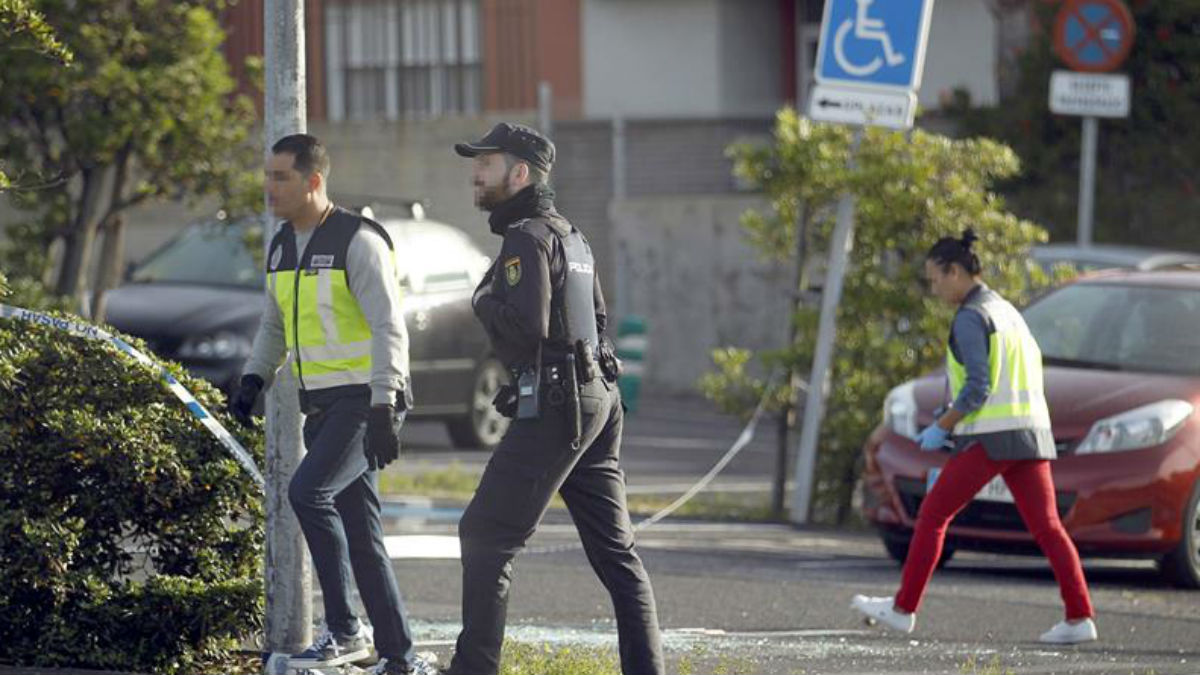 Unos policías inspeccionan el lugar de los hechos en el que un hombre murió anoche tiroteado en Tenerife (EFE).