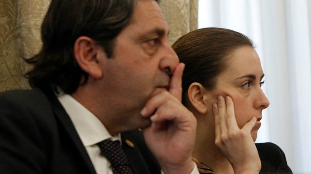 Los dos ediles no adscritos, Fernando Sepulcre y Nerea Belmonte, durante el pleno de elección de alcalde del ayuntamiento de Alicante. Foto: EFE