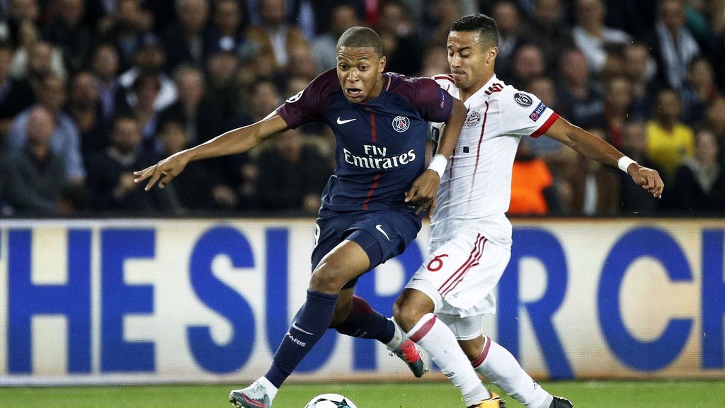 Mbappé y Thiago, durante un partido (AFP).