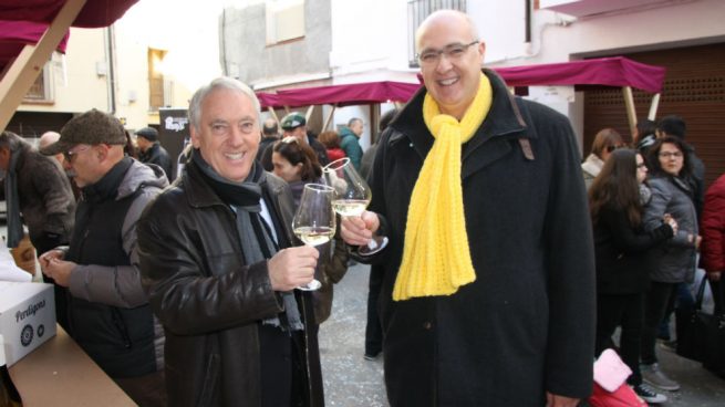 Jordi Jardí, a la derecha, con la bufanda amarilla en apoyo de los presos golpistas.