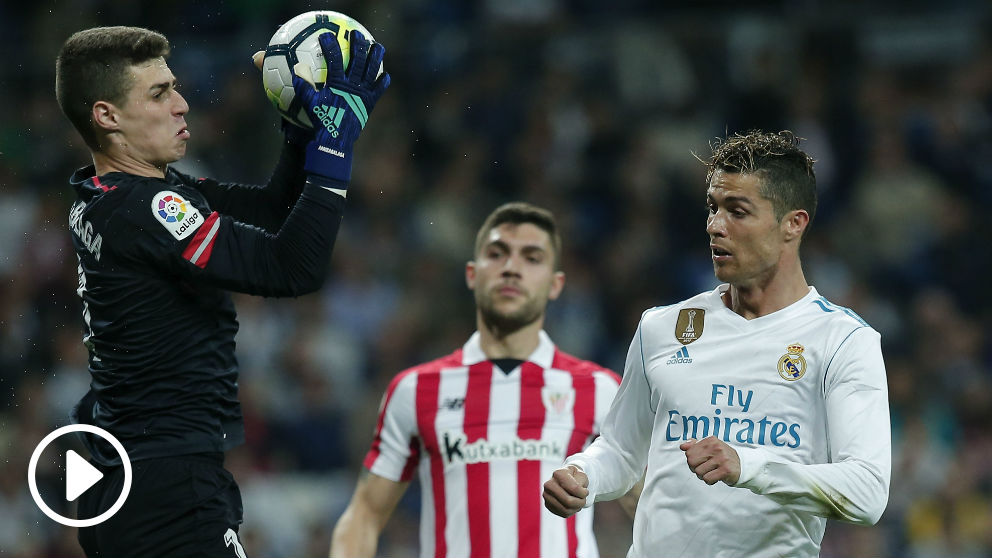 Kepa atrapa un balón durante el Real Madrid-Athletic. (Getty)