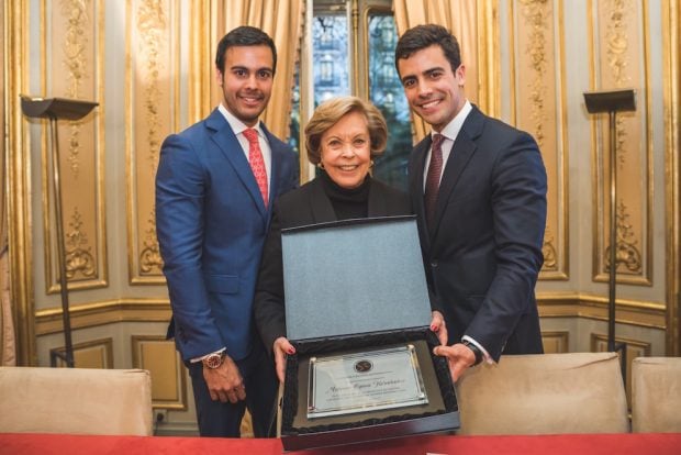 Los hermanos Ospina Serrano, Jorge y Juan Gonzalo, nietos de Mariano Ospina Hernández junto con Helena Baraya de Ospina.