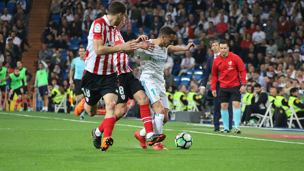 Lucas Vázquez lucha un balón en el partido contra el Athletic. (Foto: Juanma Yela)