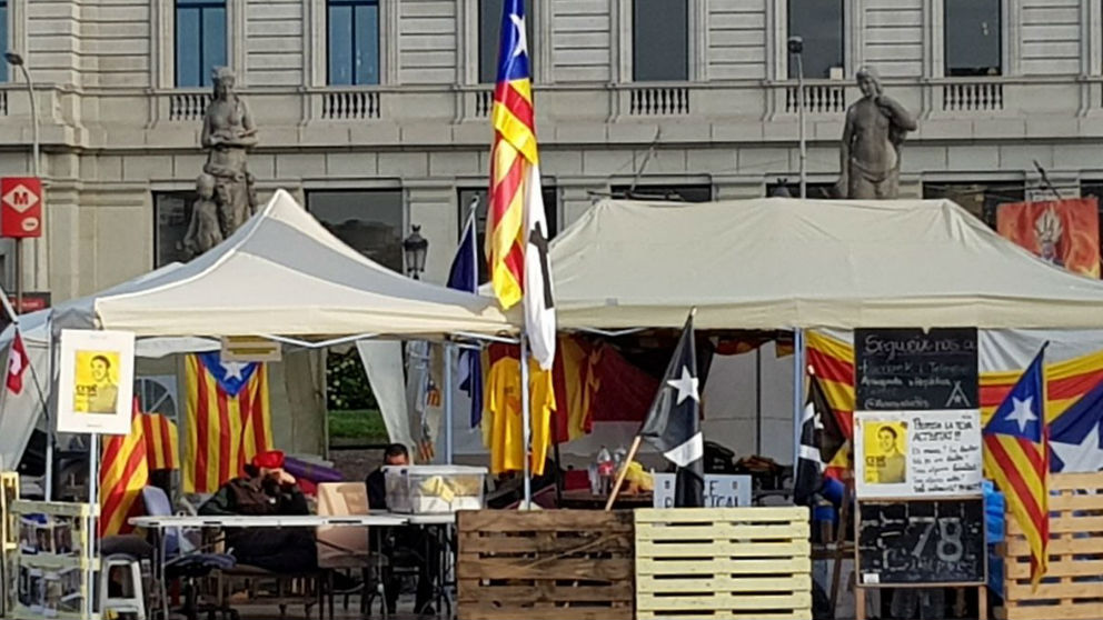 Los tenderetes separatistas que mantienen en la Plaza de Cataluña, a pesar del desalojo de Colau