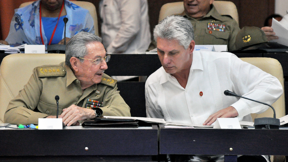 Miguel Díaz-Canel, dictador de Cuba, y su antecesor, Raúl Castro. (Foto: AFP)
