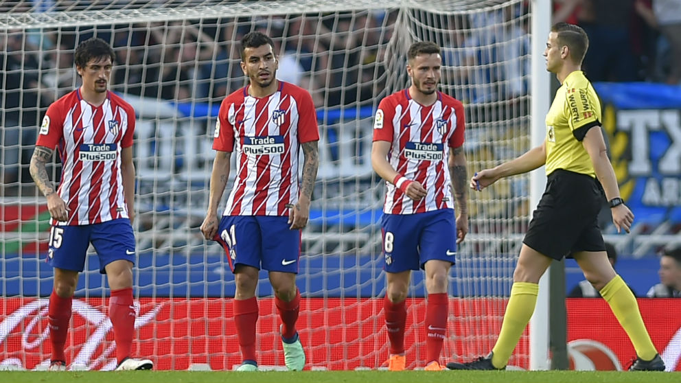 Los jugadores del Atlético, cabizbajos, tras un gol de la Real Sociedad. (AFP)
