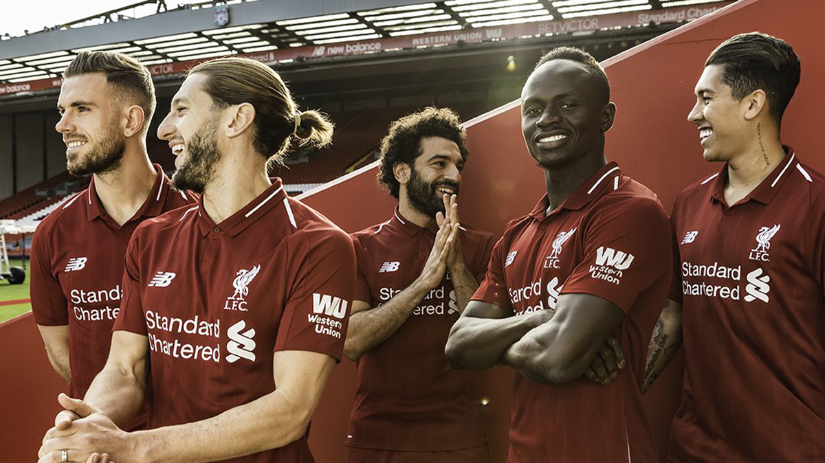 Salah, junto a varios compañeros posando con la nueva camiseta del Liverpool.