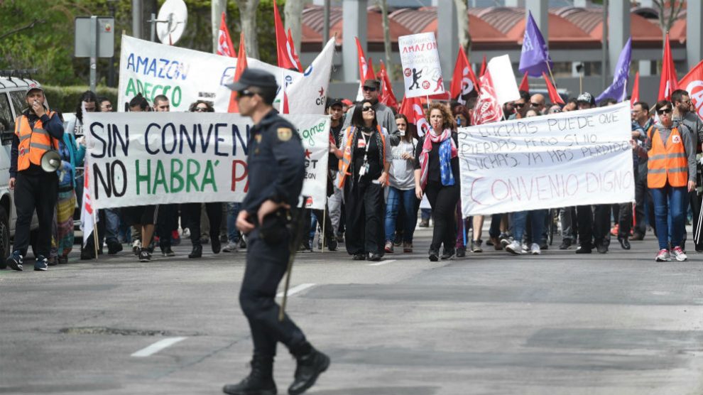 Los trabajadores de Amazon durante la manifestación este viernes en el centro de Madrid (Foto: Efe/Fernando Villar)