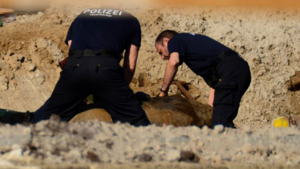 Agentes de la Policia alemana junto al artefacto de la II Guerra Mundial encontrado en Berlín. Foto: AFP