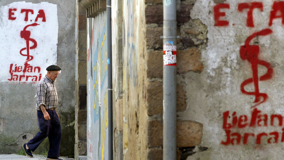 Un hombre pasea entre pintadas de la banda terrorista ETA. Foto: Agencias