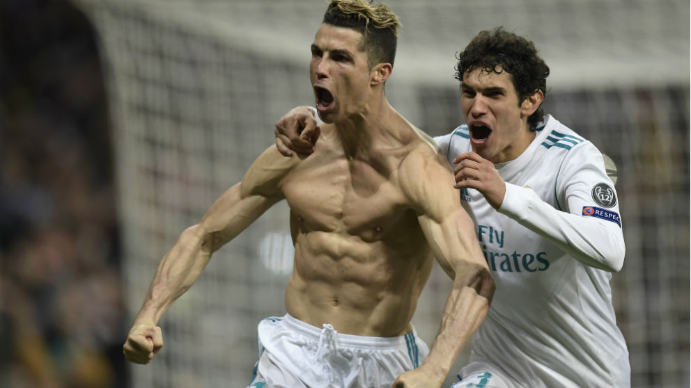Jesús Vallejo celebra un gol junto a Cristiano Ronaldo. (AFP)