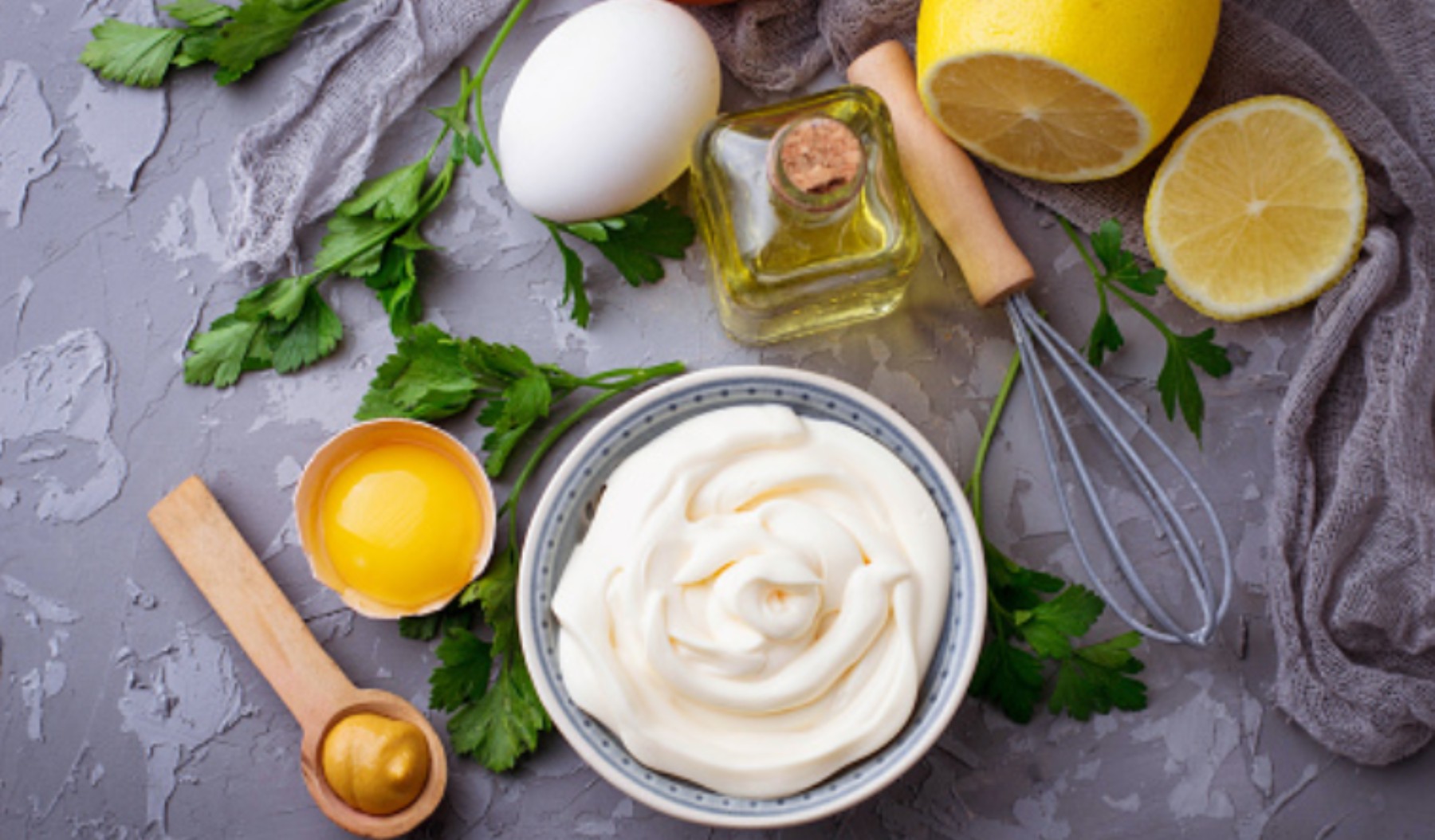 El concepto de hacer mayonesa casera a partir de ingredientes