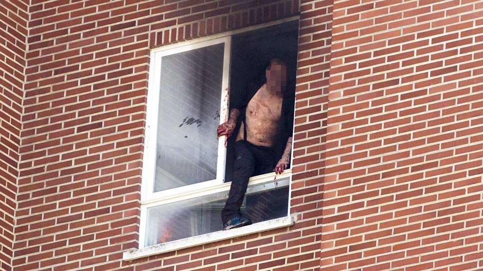 El asesino de una madre y su hija en Vitoria se arroja por la ventana tras también provocar un incendio. (Foto: EFE)