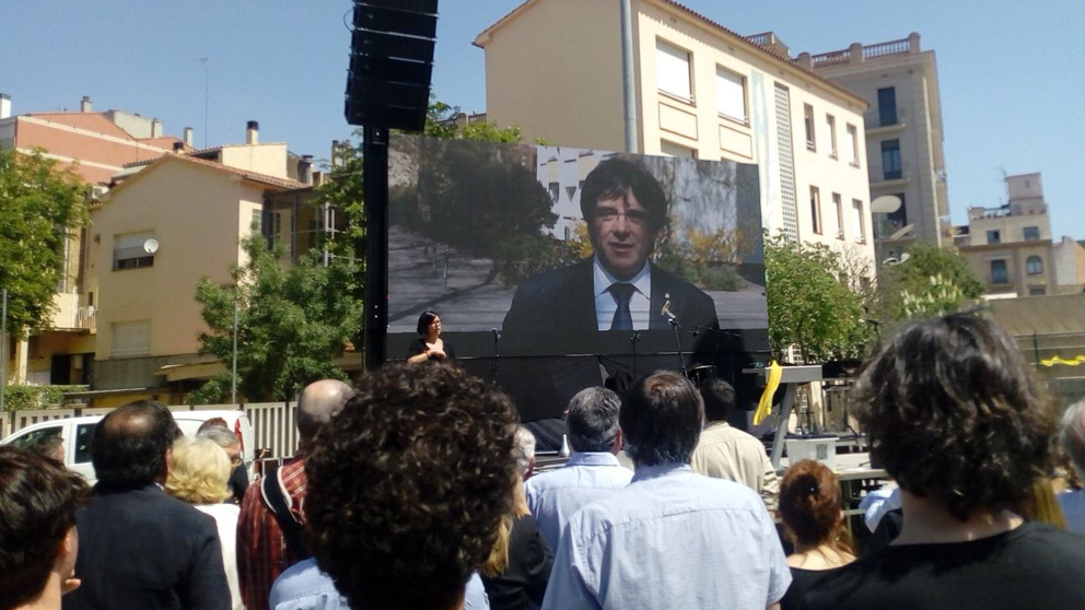 Carles Puigdemont en la plaza en honor al 1-O en Gerona. (Foto: OKDIARIO)