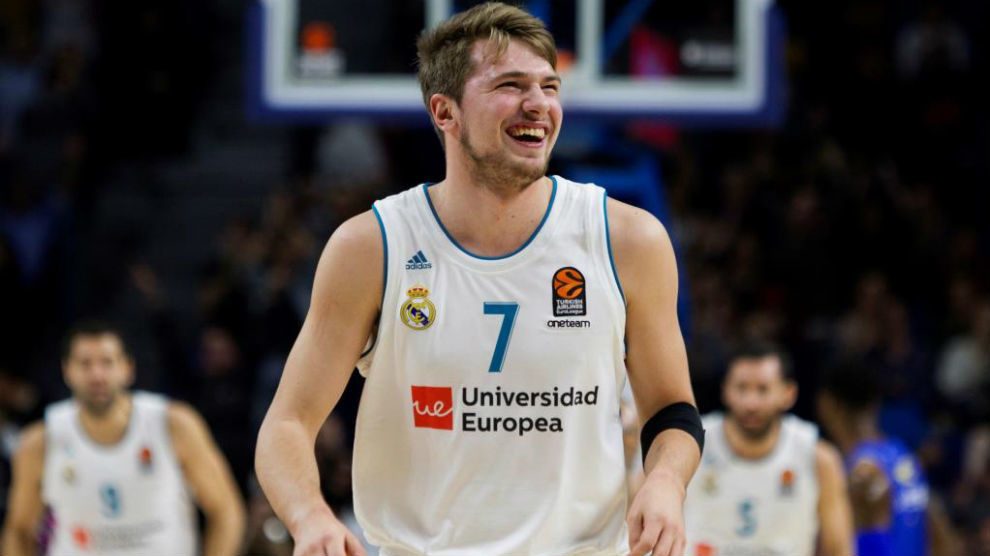 Luka Doncic sonríe tras meter una canasta en un partido (EFE).
