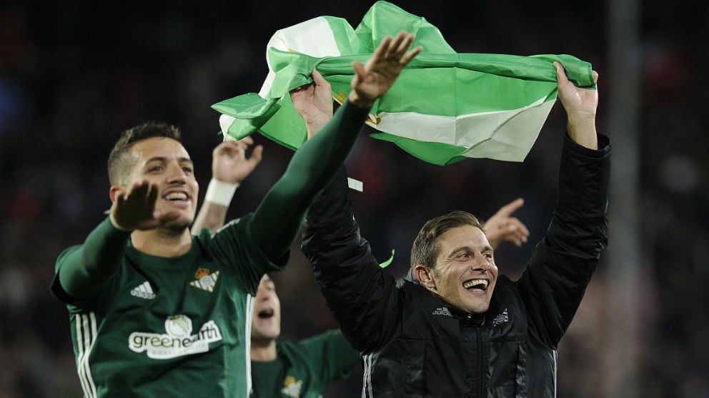 Feddal y Joaquín celebran la victoria del Betis frente al Sevilla. (AFP)
