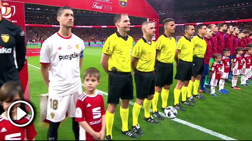 Momento en el que sonó el himno de España en el Sevilla – Barcelona de la final de la Copa del Rey 2018
