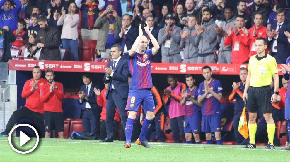 Iniesta aplaude a los aficionados del Barcelona en el Wanda. (Foto: Juanma Yela).