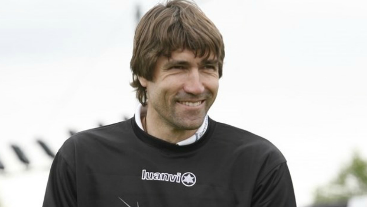 Julio Salinas, durante su etapa de entrenador. (UEFA.com)