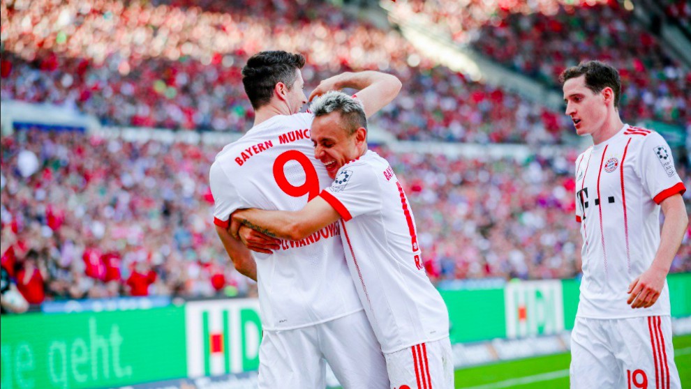 Lewandowski y Rafinha celebran uno de los goles del Bayern de Múnich.