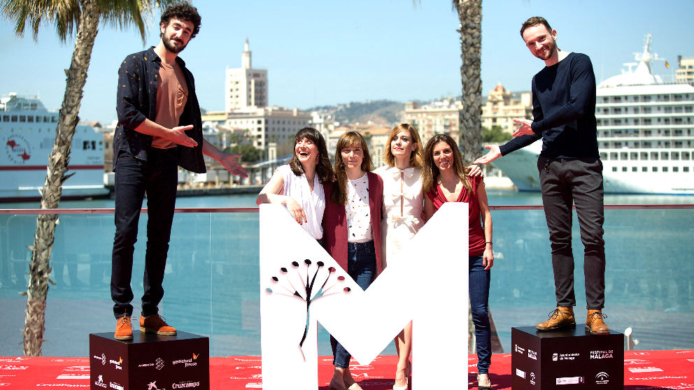 Protagonistas, directora y productora de ‘Las distancias’ posan en Málaga (Foto: Efe).