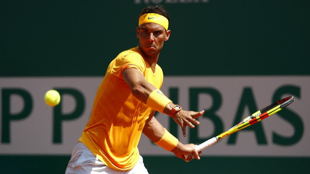 Rafael Nadal, a punto de golpear una derecha en el partido frente a Dimitrov en Montecarlo. (Getty)