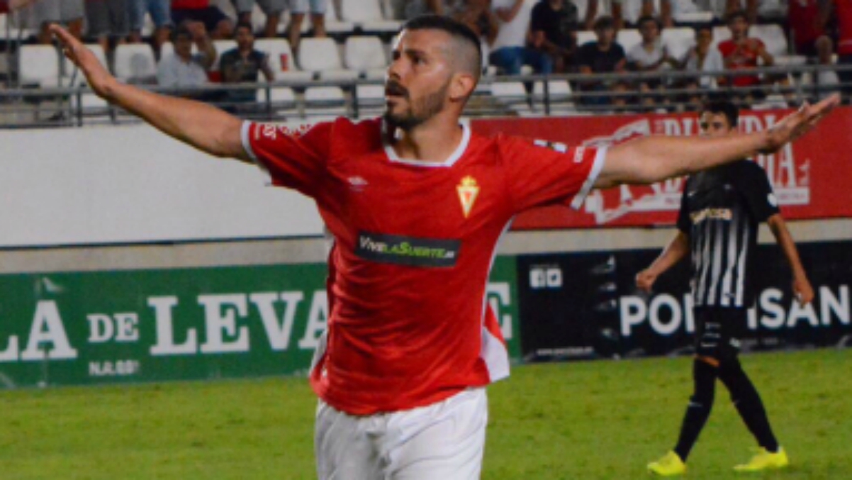 Víctor Curto durante un partido con el Murcia. (Foto: Real Murcia)