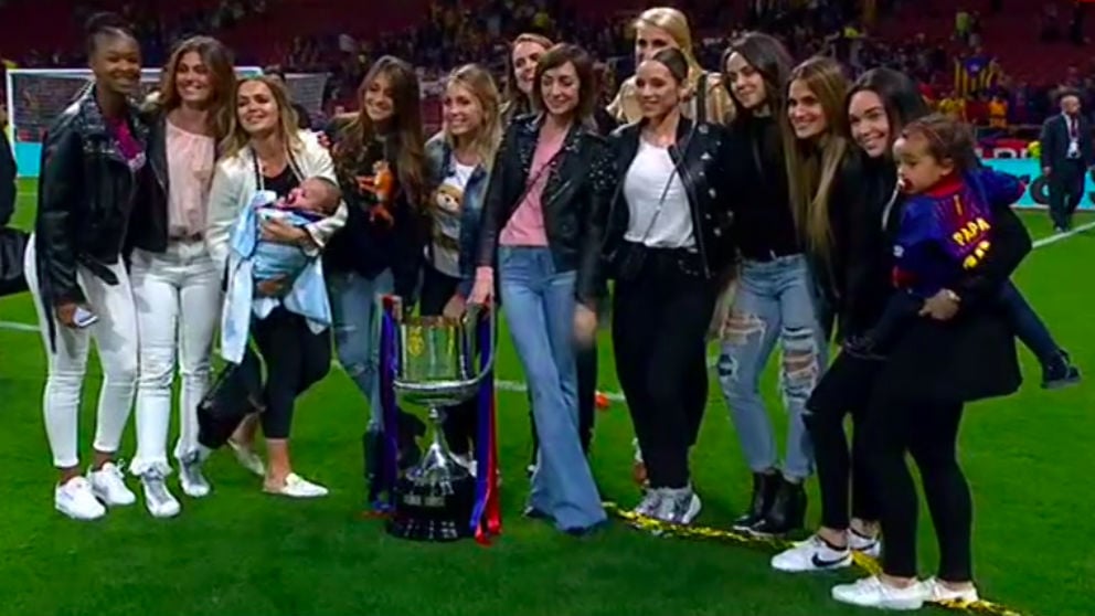 Las wags del Barça celebran la Copa del Rey sobre el césped del Wanda Metropolitano.