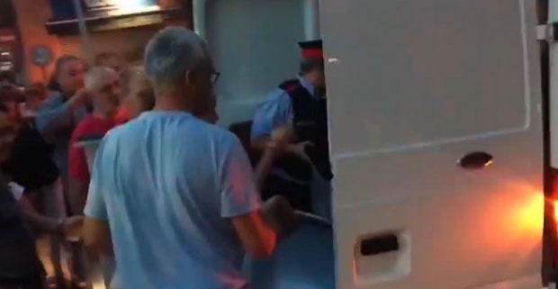 Un mosso cargando urnas en una furgoneta el 1-O (Foto:Twitter)