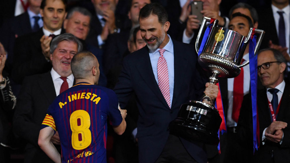 Felipe VI entrega la Copa del Rey a Iniesta. (Getty)