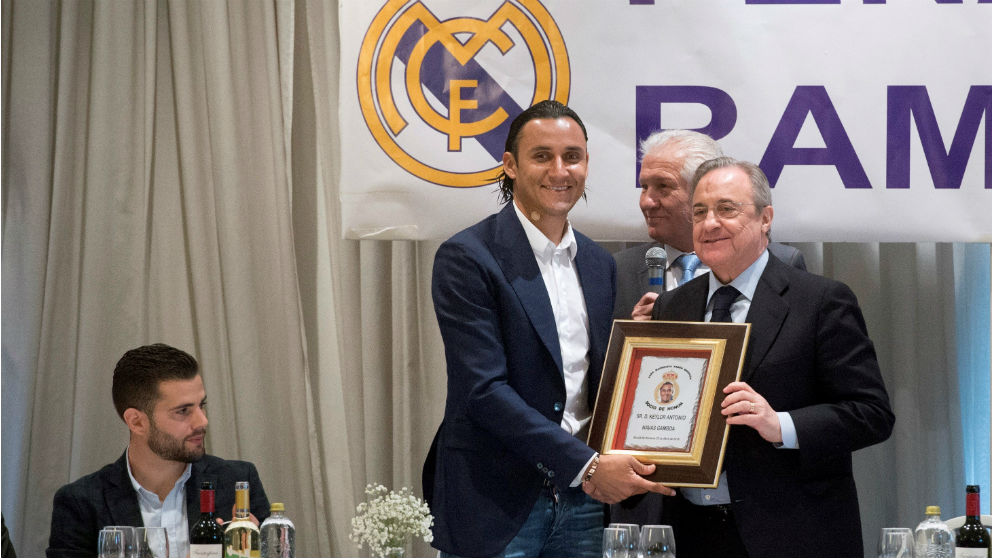 Florentino Pérez junto a Keylor Navas en la Peña Ramón Mendoza. (EFE)