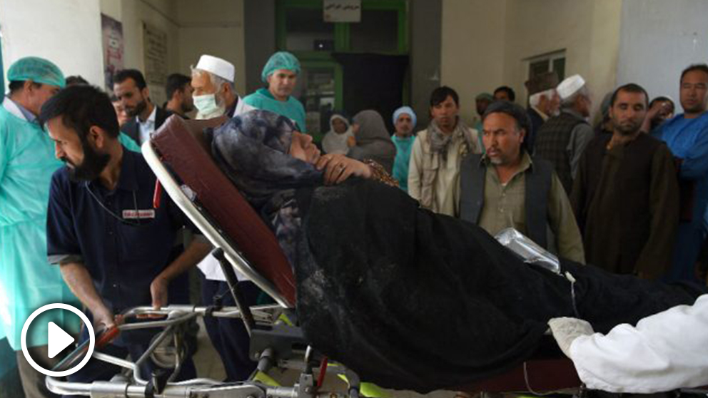 Un herido es atendido por los servicios sanitarios (Foto: AFP).