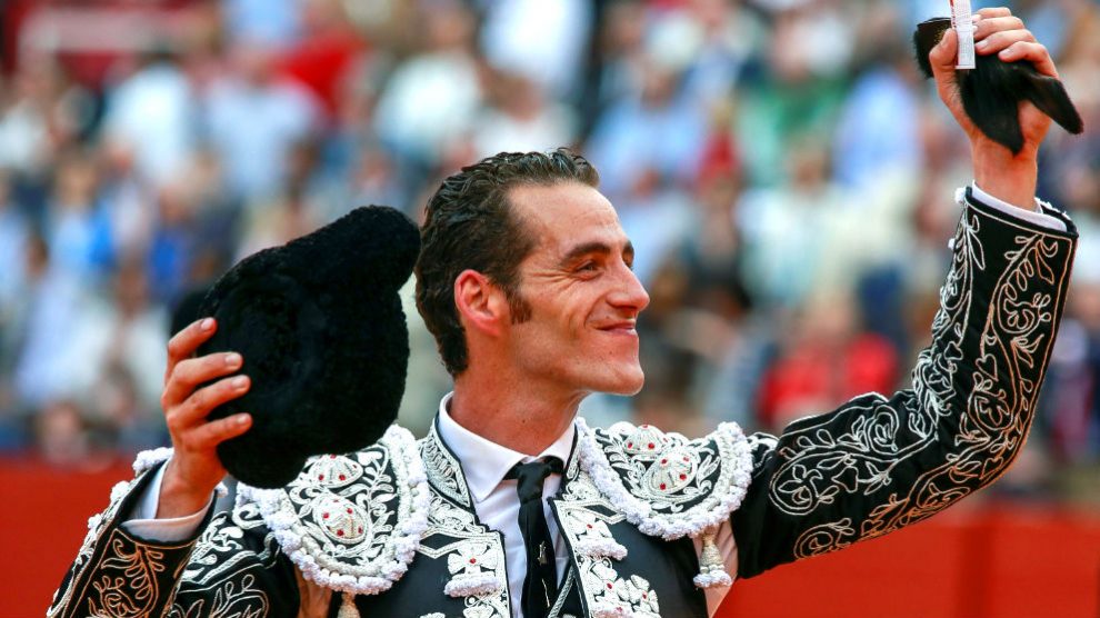 Pepe Moral exhibe la oreja cortada a su segundo toro (Foto: Efe).