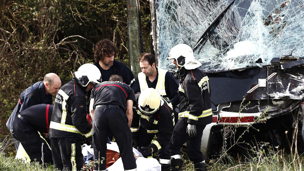 Bomberos y servicios sanitarios en el lugar del accidente (Foto: Efe).