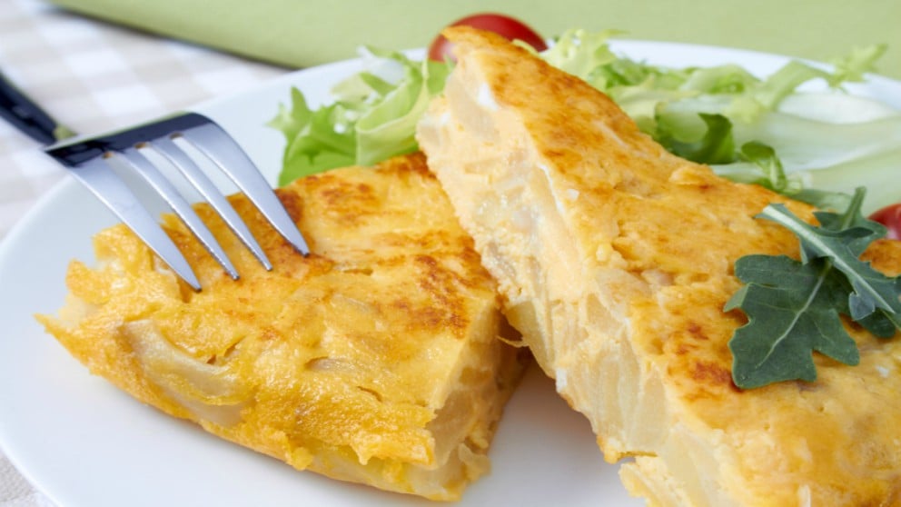 Receta de tortilla de patatas sin huevo, un clásico con el mismo sabor