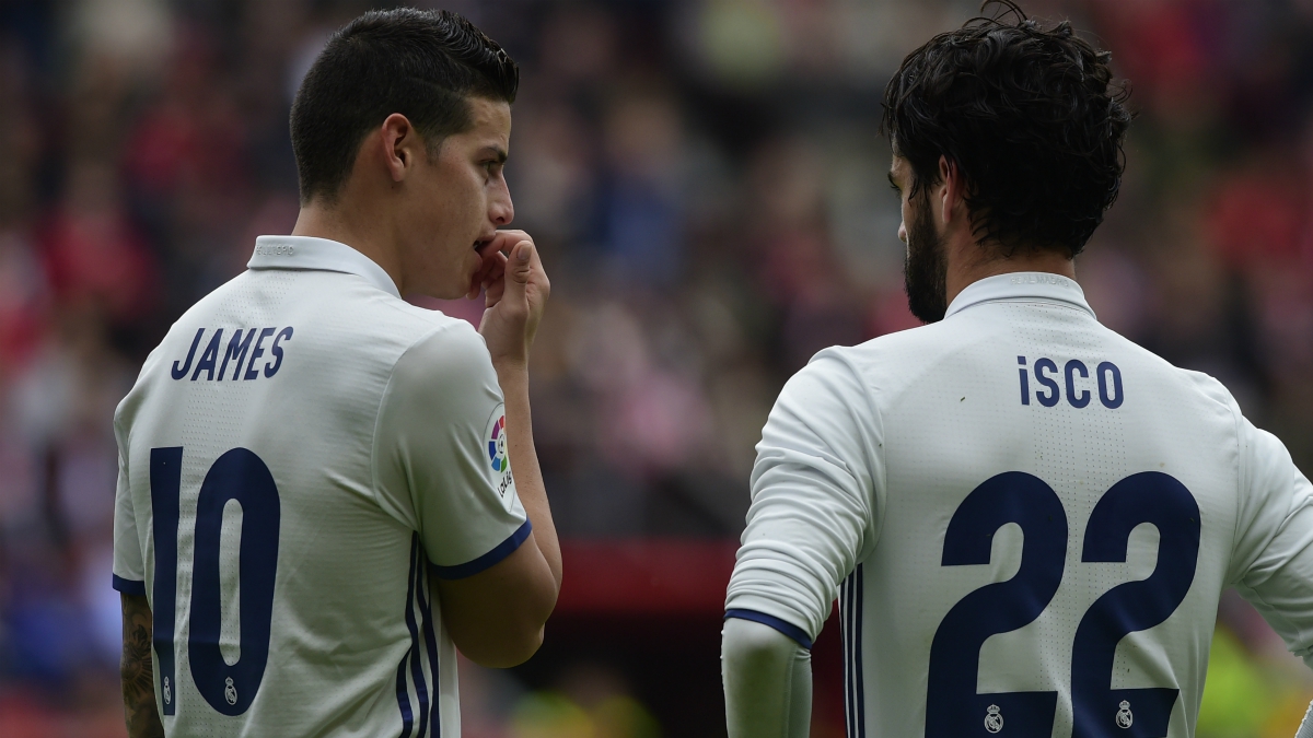 James Rodríguez e Isco Alarcón, durante un partido con el Real Madrid. (AFP)