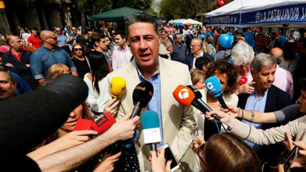 El líder del PP catalán, Xavier García Albiol, atendiendo a la prensa durante el día de Sant Jordi en la Rambla de Barcelona. Foto: EFE