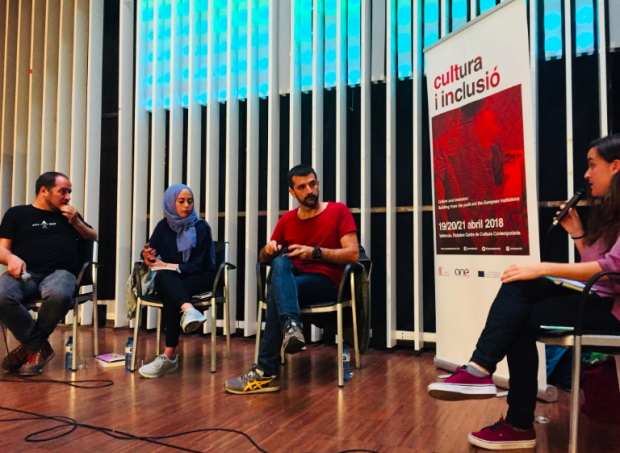 Momento del debate de la CUP con el logo del Ministerio de Sanidad 