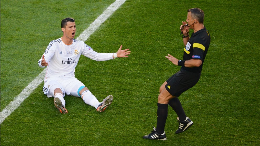 Cristiano Ronaldo protesta una acción a Kuipers en la final de Lisboa 2014. (Getty)
