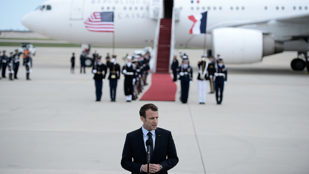El presidente francés, Emmanuel Macron, a su llegada a la base Andrews, al sur de Washington, para su visita de de Estado a EEUU. (AFP)