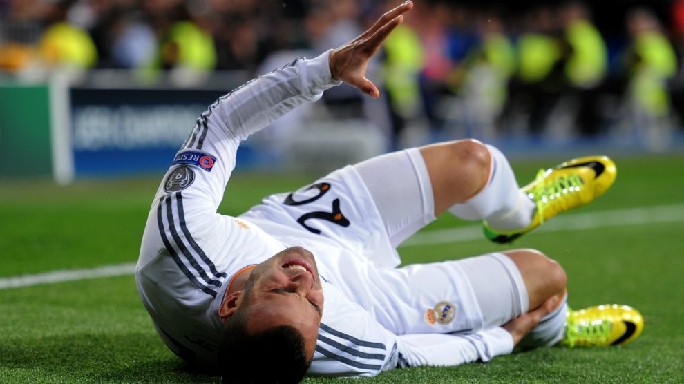 Jesé se duele en el suelo después de su lesión en marzo de 2014. (Getty Images)