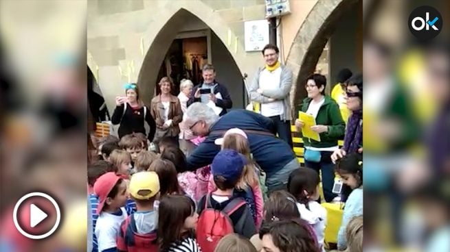 Niños cantan en San Jordi en Vic una canción separatista ?>