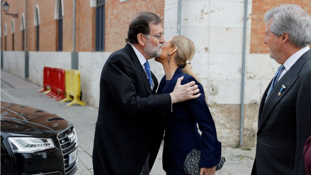Mariano Rajoy saluda a Cristina Cifuentes.
