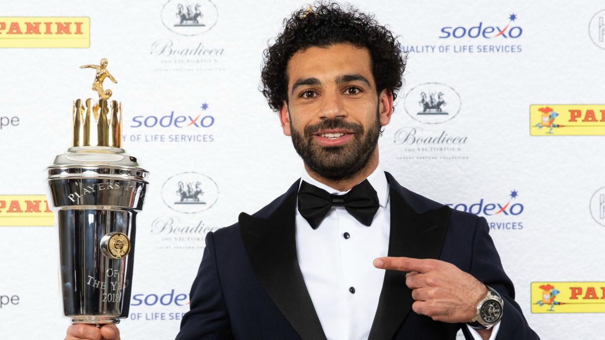 Mohamed Salah recibe el premio a mejor jugador del año de la Premier. (PFA)