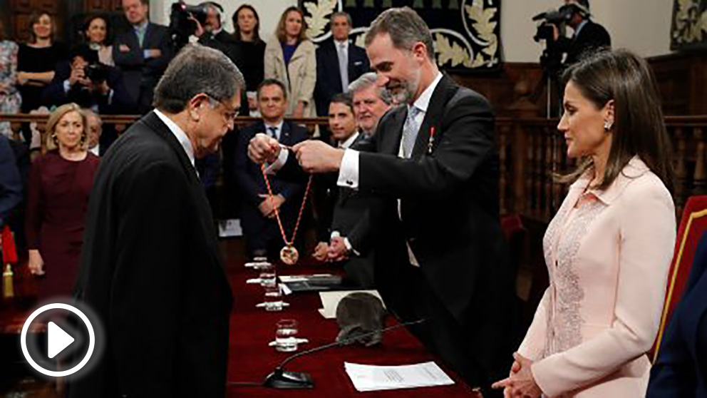 El escritor nicaragüense Sergio Ramírez recibe el Premio Cervantes de manos del Rey Felipe VI, en presencia de la Reina Letizia. (EFE)