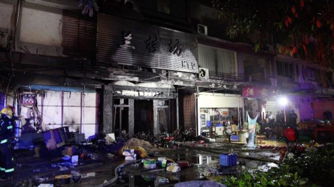 Al menos 18 muertos en un karaoke en China por un incendio provocado por un individuo ya detenido