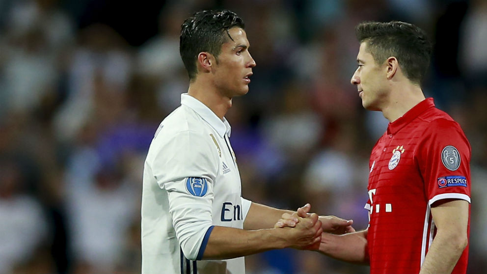 Cristiano Ronaldo y Lewandowski se saludan tras un Real Madrid – Bayern. (Getty)