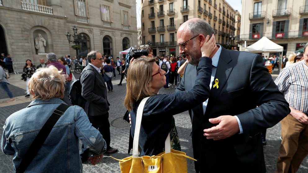 Elsa Artadi y Eduard Pujol en Sant Jordi. (Foto: EFE)